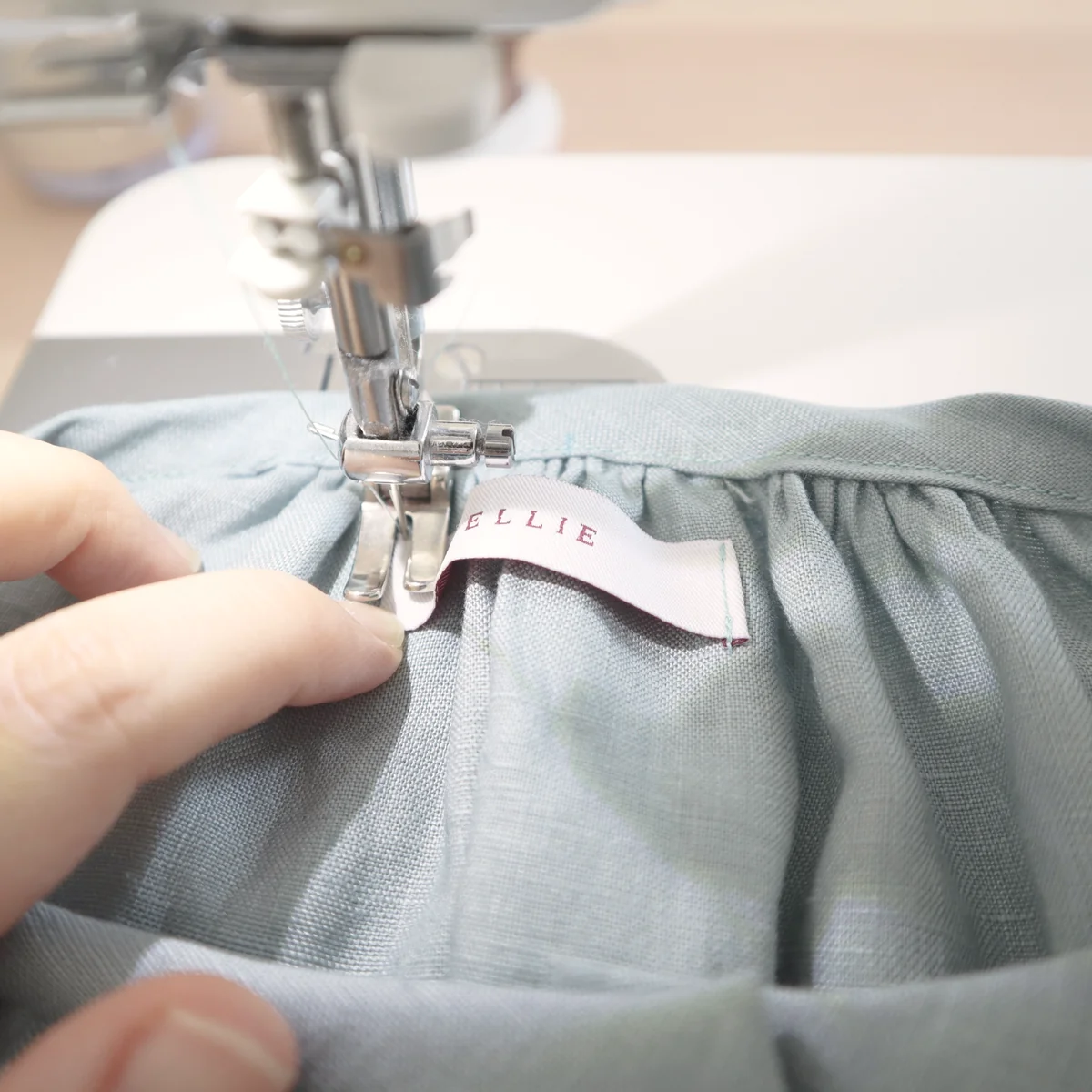 裁ちばさみで生地を裁つ作り手の手元