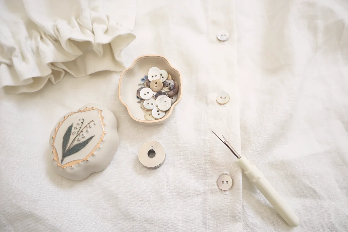 ミシンに向かい縫製する作り手