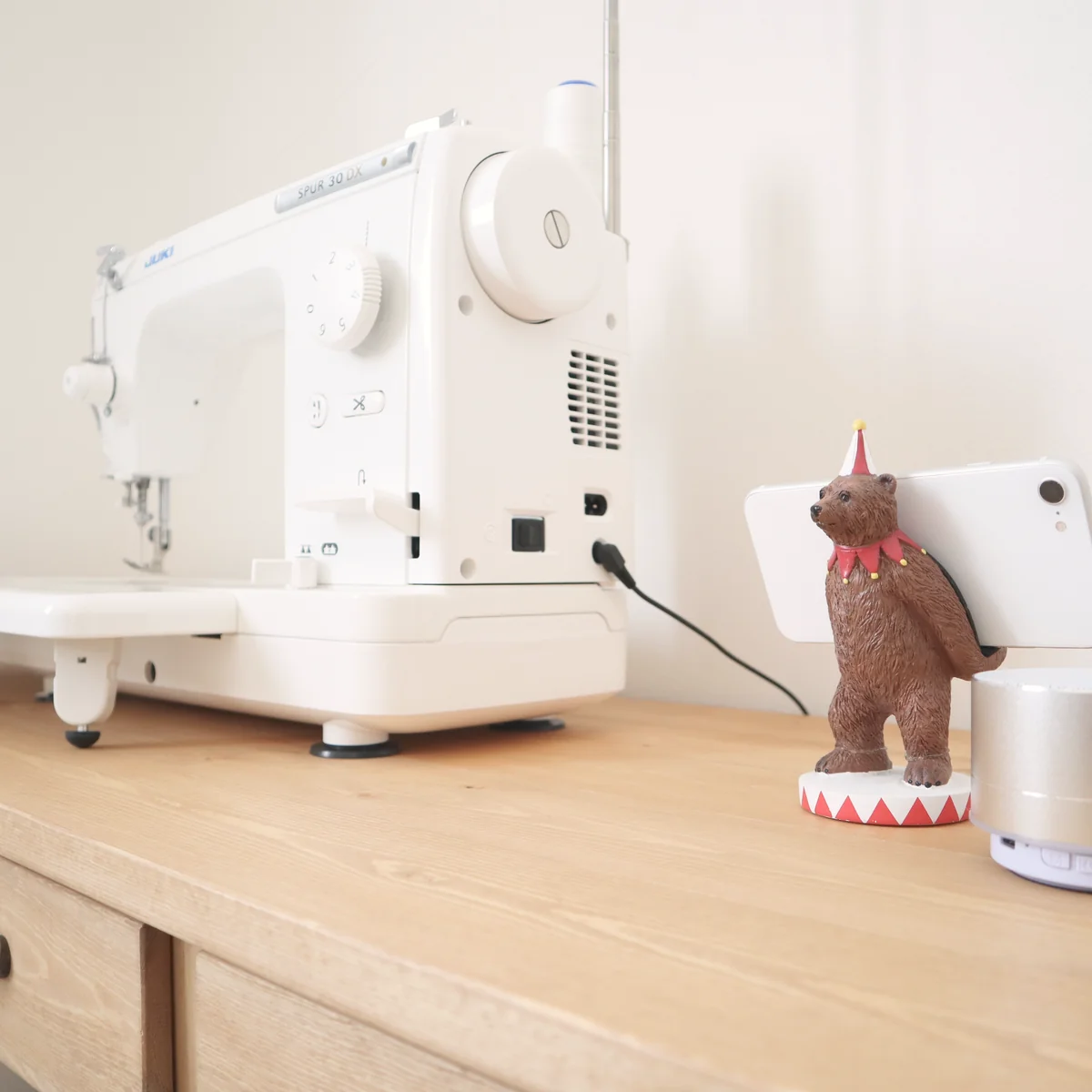 細部を縫う作り手の手元のクローズアップ