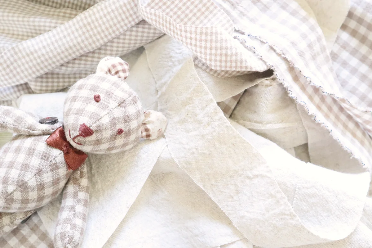 自然光が差し込むアトリエの全景