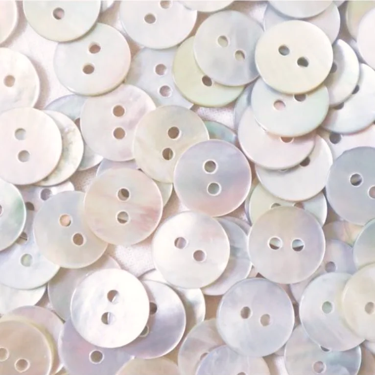 検品する作り手の手元