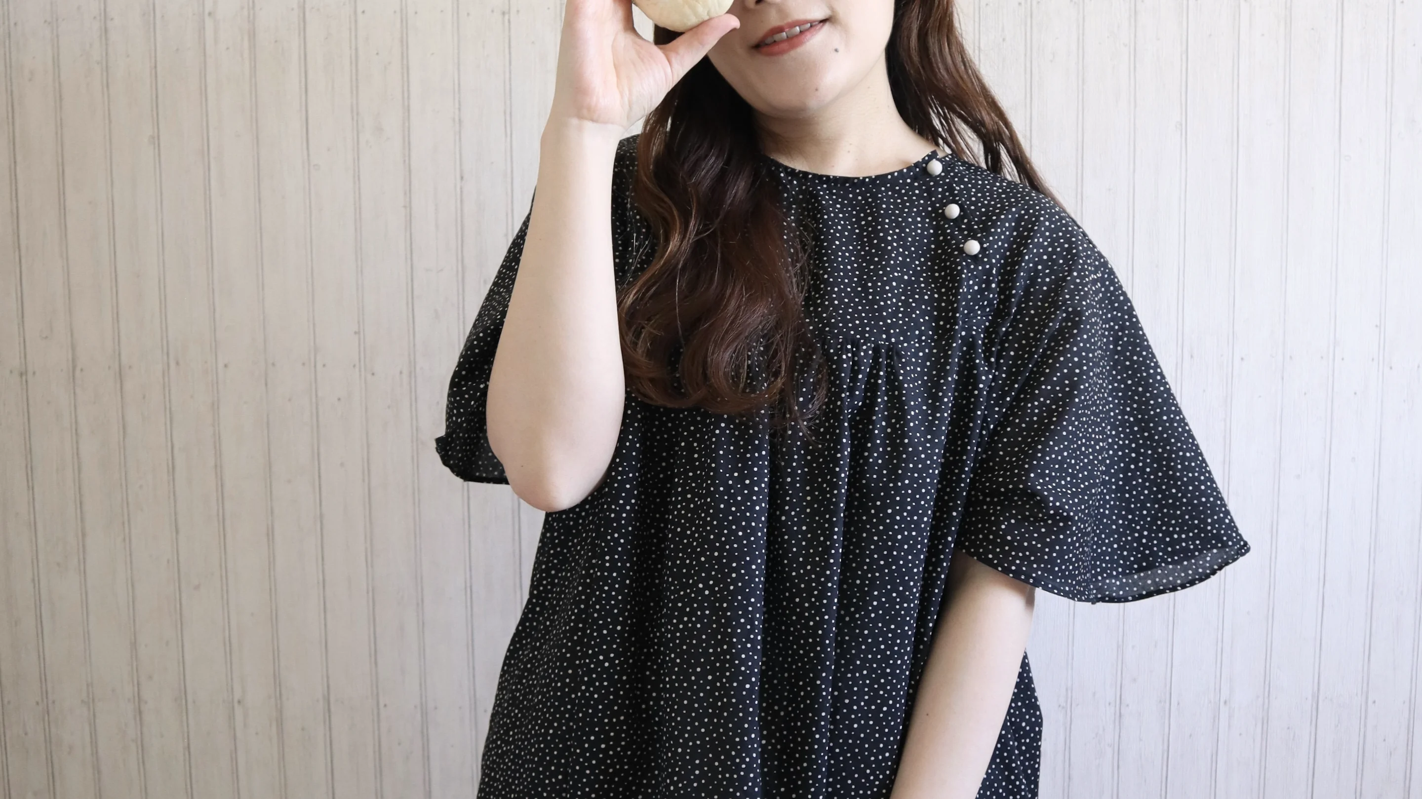 自然光のなかで佇むELLIEの服